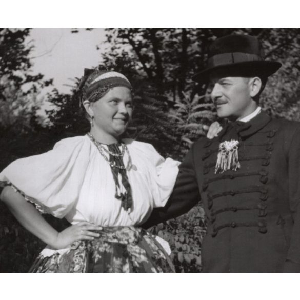 Nagyobb méret, Szendrő István fotóművészeti alkotása, őcsényi népviseletben, Gyöngyösbokréta mozgalom, Őcsény, Tolna megye, népviselet, szoknya, kalap, 1930-as évek. 