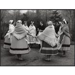 Nagyobb méret, Szendrő István fotóművészeti alkotása, hölgyek géderlaki népviseletben, Gyöngyösbokréta mozgalom, Géderlak, Bács-Kiskun megye, népviselet, szoknya, minta, kendő, 1930-as évek. 