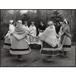   Nagyobb méret, Szendrő István fotóművészeti alkotása, hölgyek géderlaki népviseletben, Gyöngyösbokréta mozgalom, Géderlak, Bács-Kiskun megye, népviselet, szoknya, minta, kendő, 1930-as évek. 