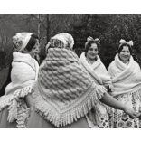 Nagyobb méret, Szendrő István fotóművészeti alkotása, hölgyek géderlaki népviseletben, Gyöngyösbokréta mozgalom, Géderlak, Bács-Kiskun megye, népviselet, szoknya, minta, kendő, 1930-as évek. 