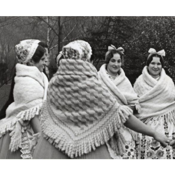 Nagyobb méret, Szendrő István fotóművészeti alkotása, hölgyek géderlaki népviseletben, Gyöngyösbokréta mozgalom, Géderlak, Bács-Kiskun megye, népviselet, szoknya, minta, kendő, 1930-as évek. 
