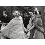 Nagyobb méret, Szendrő István fotóművészeti alkotása, hölgyek géderlaki népviseletben, Gyöngyösbokréta mozgalom, Géderlak, Bács-Kiskun megye, népviselet, szoknya, minta, kendő, 1930-as évek. 