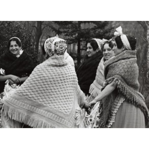 Nagyobb méret, Szendrő István fotóművészeti alkotása, hölgyek géderlaki népviseletben, Gyöngyösbokréta mozgalom, Géderlak, Bács-Kiskun megye, népviselet, szoknya, minta, kendő, 1930-as évek. 