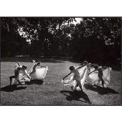   Nagyobb méret, Szendrő István fotóművészeti alkotása, fátyollal a Margit-szigeten, balett, Budapest, 1930-as évek. Eredeti, pecséttel jelzett fotó, papírkép, Agfa Brovira papíron. 