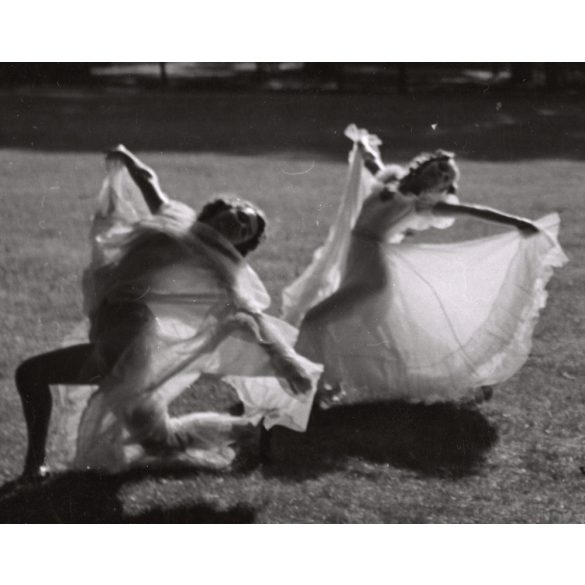 Nagyobb méret, Szendrő István fotóművészeti alkotása, fátyollal a Margit-szigeten, balett, Budapest, 1930-as évek. Eredeti, pecséttel jelzett fotó, papírkép, Agfa Brovira papíron. 