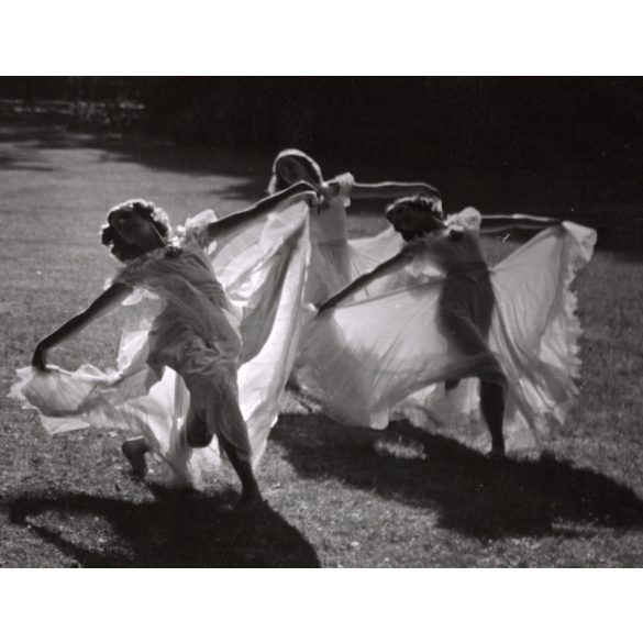 Nagyobb méret, Szendrő István fotóművészeti alkotása, fátyollal a Margit-szigeten, balett, Budapest, 1930-as évek. Eredeti, pecséttel jelzett fotó, papírkép, Agfa Brovira papíron. 
