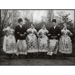   Nagyobb méret, Szendrő István fotóművészeti alkotása, fiatalok géderlaki népviseletben, Gyöngyösbokréta mozgalom, Géderlak, Bács-Kiskun megye, népviselet, kalap, szoknya, minta, kendő, 1930-as évek. 