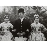 Nagyobb méret, Szendrő István fotóművészeti alkotása, fiatalok géderlaki népviseletben, Gyöngyösbokréta mozgalom, Géderlak, Bács-Kiskun megye, népviselet, kalap, szoknya, minta, kendő, 1930-as évek. 