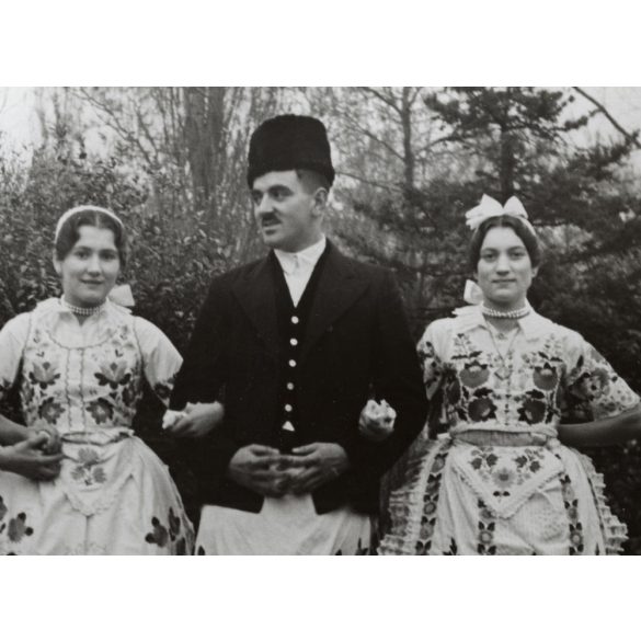 Nagyobb méret, Szendrő István fotóművészeti alkotása, fiatalok géderlaki népviseletben, Gyöngyösbokréta mozgalom, Géderlak, Bács-Kiskun megye, népviselet, kalap, szoknya, minta, kendő, 1930-as évek. 