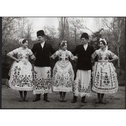   Nagyobb méret, Szendrő István fotóművészeti alkotása, fiatalok géderlaki népviseletben, Gyöngyösbokréta mozgalom, Géderlak, Bács-Kiskun megye, népviselet, nyaklánc, kendő, kucsma, szoknya, 