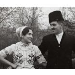 Nagyobb méret, Szendrő István fotóművészeti alkotása, fiatalok géderlaki népviseletben, Gyöngyösbokréta mozgalom, Géderlak, Bács-Kiskun megye, népviselet, nyaklánc, kendő, kucsma, szoknya, 