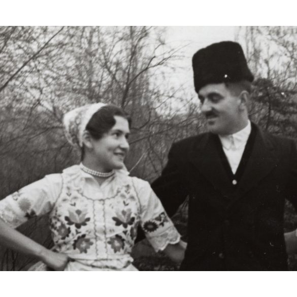 Nagyobb méret, Szendrő István fotóművészeti alkotása, fiatalok géderlaki népviseletben, Gyöngyösbokréta mozgalom, Géderlak, Bács-Kiskun megye, népviselet, nyaklánc, kendő, kucsma, szoknya, 