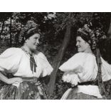 Nagyobb méret, Szendrő István fotóművészeti alkotása, fiatal lányok őcsényi népviseletben, Gyöngyösbokréta mozgalom, Őcsény, Tolna megye, népviselet, szoknya, fejdísz, kendő, 1930-as évek. 