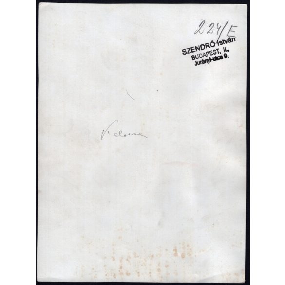 Nagyobb méret, Szendrő István fotóművészeti alkotása, fiatal pár kalocsai népviseletben, Gyöngyösbokréta mozgalom, Kalocsa, Bács-Kiskun megye, népviselet, suba, szoknya, kalap, kunyhó, 1930-as évek. 