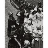 Lányok matyó népviseletben, Magyarország, utcakép, Horthy-korszak, népviselet, néptánc, helytörténet, 1930-as évek, Eredeti fotó, papírkép.   