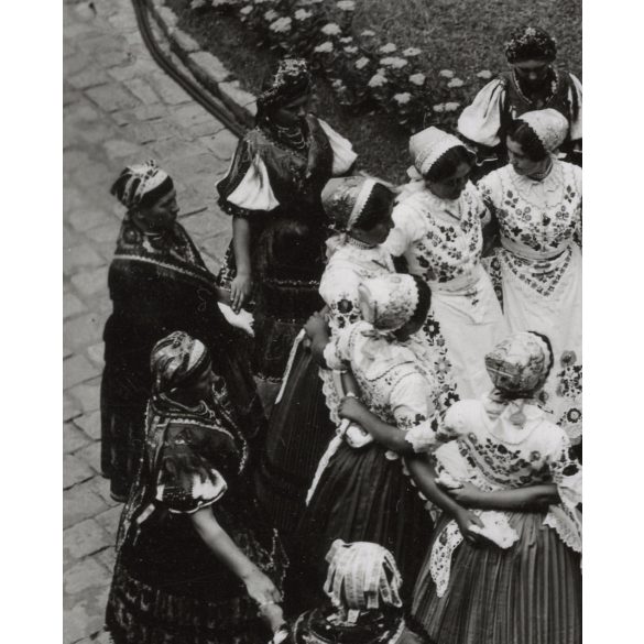 Lányok matyó népviseletben, Magyarország, utcakép, Horthy-korszak, népviselet, néptánc, helytörténet, 1930-as évek, Eredeti fotó, papírkép.   