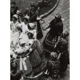 Lányok matyó népviseletben, Magyarország, utcakép, Horthy-korszak, népviselet, néptánc, helytörténet, 1930-as évek, Eredeti fotó, papírkép.   