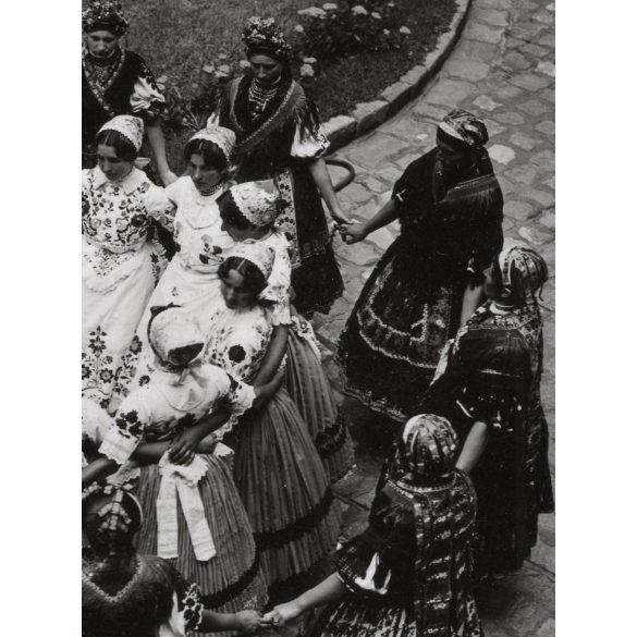 Lányok matyó népviseletben, Magyarország, utcakép, Horthy-korszak, népviselet, néptánc, helytörténet, 1930-as évek, Eredeti fotó, papírkép.   