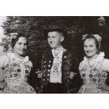 Nagyobb méret, Szendrő István fotóművészeti alkotása, fiatalok kalocsai népviseletben, Gyöngyösbokréta mozgalom, Kalocsa, Bács-Kiskun megye, népviselet, kalap, szoknya, kendő, 1930-as évek.