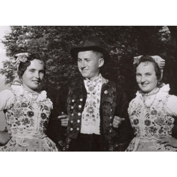 Nagyobb méret, Szendrő István fotóművészeti alkotása, fiatalok kalocsai népviseletben, Gyöngyösbokréta mozgalom, Kalocsa, Bács-Kiskun megye, népviselet, kalap, szoknya, kendő, 1930-as évek.