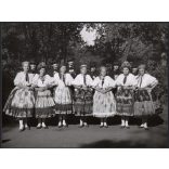 Nagyobb méret, Szendrő István fotóművészeti alkotása, fiatalok őcsényi népviseletben, Gyöngyösbokréta mozgalom, Őcsény, Tolna megye, csoportkép, népviselet, kalap, kendő, szoknya, 1930-as évek. 