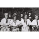 Nagyobb méret, Szendrő István fotóművészeti alkotása, fiatalok őcsényi népviseletben, Gyöngyösbokréta mozgalom, Őcsény, Tolna megye, csoportkép, népviselet, kalap, kendő, szoknya, 1930-as évek. 