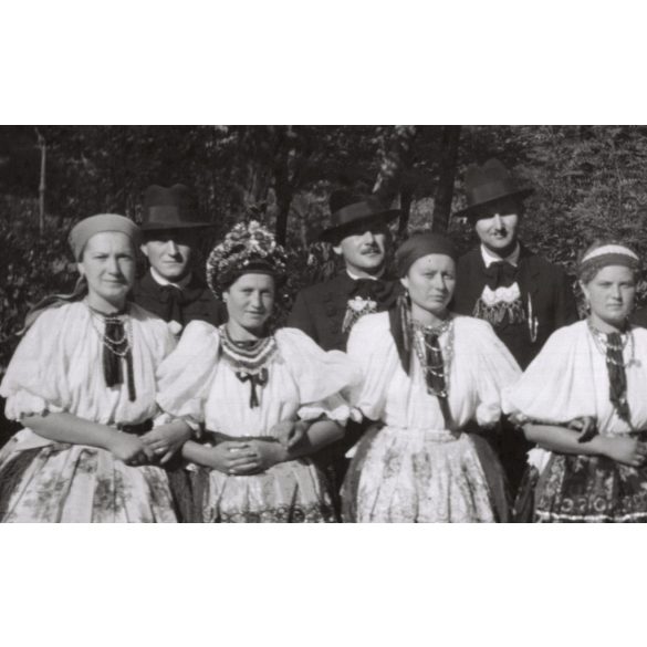 Nagyobb méret, Szendrő István fotóművészeti alkotása, fiatalok őcsényi népviseletben, Gyöngyösbokréta mozgalom, Őcsény, Tolna megye, csoportkép, népviselet, kalap, kendő, szoknya, 1930-as évek. 