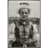 Matyó viseletben, Magyarország, utcakép, Horthy-korszak, népviselet, fejdísz, mellény, néprajz, helytörténet, 1930-es évek, Eredeti fotó, papírkép.  