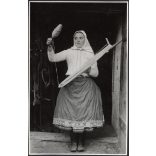 Fiatal hölgy vászonnal, Magyarország, vidék, utcakép, Horthy-korszak, népviselet, szoknya, kendő, helytörténet, 1930-as évek, Eredeti fotó, papírkép.   