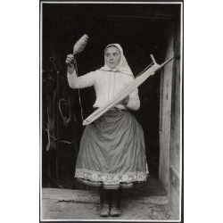   Fiatal hölgy vászonnal, Magyarország, vidék, utcakép, Horthy-korszak, népviselet, szoknya, kendő, helytörténet, 1930-as évek, Eredeti fotó, papírkép.   