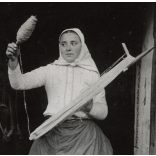 Fiatal hölgy vászonnal, Magyarország, vidék, utcakép, Horthy-korszak, népviselet, szoknya, kendő, helytörténet, 1930-as évek, Eredeti fotó, papírkép.   