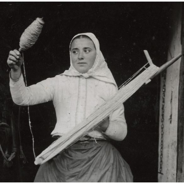 Fiatal hölgy vászonnal, Magyarország, vidék, utcakép, Horthy-korszak, népviselet, szoknya, kendő, helytörténet, 1930-as évek, Eredeti fotó, papírkép.   