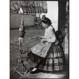 Nagyobb méret, Szendrő István fotóművészeti alkotása, fiatal lány őcsényi népviseletben, szövőszékkel, Őcsény, Tolna megye, Sárköz, népviselet, szoknya, kendő, 1930-as évek. 