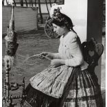 Nagyobb méret, Szendrő István fotóművészeti alkotása, fiatal lány őcsényi népviseletben, szövőszékkel, Őcsény, Tolna megye, Sárköz, népviselet, szoknya, kendő, 1930-as évek. 