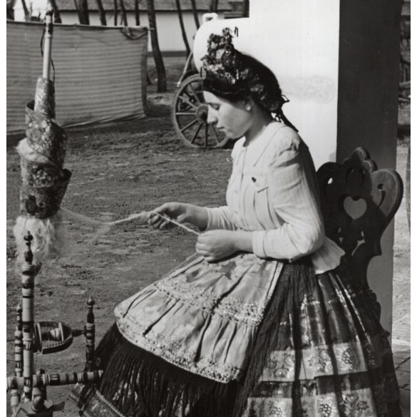 Nagyobb méret, Szendrő István fotóművészeti alkotása, fiatal lány őcsényi népviseletben, szövőszékkel, Őcsény, Tolna megye, Sárköz, népviselet, szoknya, kendő, 1930-as évek. 