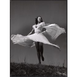   Nagyobb méret, Szendrő István fotóművészeti alkotása, balerina szoknyában, Magyarország, 1930-as évek. Eredeti, pecséttel jelzett fotó, papírkép, Agfa Brovira papíron. 