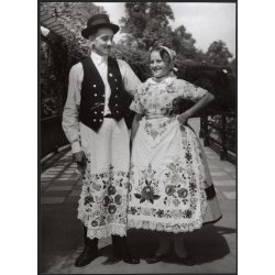   Nagyobb méret, Szendrő István fotóművészeti alkotása, fiatal pár géderlaki népviseletben, Gyöngyösbokréta mozgalom, Géderlak, Bács-Kiskun megye, népviselet, kalap, szoknya, minta, 1930-as évek. 
