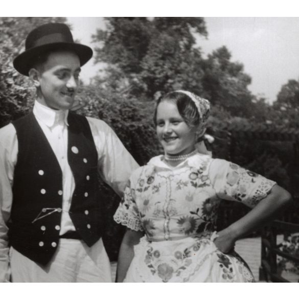 Nagyobb méret, Szendrő István fotóművészeti alkotása, fiatal pár géderlaki népviseletben, Gyöngyösbokréta mozgalom, Géderlak, Bács-Kiskun megye, népviselet, kalap, szoknya, minta, 1930-as évek. 