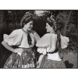   Nagyobb méret, Szendrő István fotóművészeti alkotása, lányok őcsényi népviseletben, Gyöngyösbokréta mozgalom, Őcsény, Tolna megye, népviselet, fejdísz, kendő, 1930-as évek. 