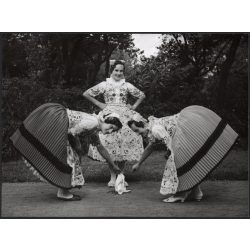   Nagyobb méret, Szendrő István fotóművészeti alkotása, lányok kalocsai népviseletben, Kalocsa, Bács-Kiskun megye, Gyöngyösbokréta mozgalom, népviselet, szoknya, kendő, 1930-as évek. 