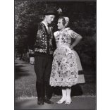 Nagyobb méret, Szendrő István fotóművészeti alkotása, fiatal pár kalocsai népviseletben, Kalocsa, Bács-Kiskun megye, Gyöngyösbokréta mozgalom, népviselet, kalap, szoknya, kendő, 1930-as évek. 