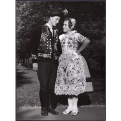   Nagyobb méret, Szendrő István fotóművészeti alkotása, fiatal pár kalocsai népviseletben, Kalocsa, Bács-Kiskun megye, Gyöngyösbokréta mozgalom, népviselet, kalap, szoknya, kendő, 1930-as évek. 