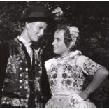 Nagyobb méret, Szendrő István fotóművészeti alkotása, fiatal pár kalocsai népviseletben, Kalocsa, Bács-Kiskun megye, Gyöngyösbokréta mozgalom, népviselet, kalap, szoknya, kendő, 1930-as évek. 