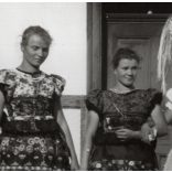 Nagyobb méret, Szendrő István fotóművészeti alkotása, esküvőhöz készülődve, lányok népviseletben, menyasszony, népviselet, fejdísz, kendő, 1930-as évek. 