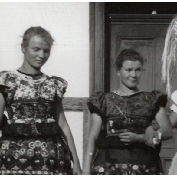 Nagyobb méret, Szendrő István fotóművészeti alkotása, esküvőhöz készülődve, lányok népviseletben, menyasszony, népviselet, fejdísz, kendő, 1930-as évek. 