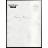 Nagyobb méret, Szendrő István fotóművészeti alkotása, fiatal pár őcsényi népviseletben, Gyöngyösbokréta mozgalom, Őcsény, Tolna megye, népviselet, szoknya, kalap, nyaklánc, fejdísz, 