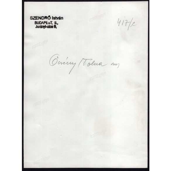 Nagyobb méret, Szendrő István fotóművészeti alkotása, fiatal pár őcsényi népviseletben, Gyöngyösbokréta mozgalom, Őcsény, Tolna megye, népviselet, szoknya, kalap, nyaklánc, fejdísz, 