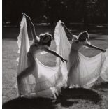 Nagyobb méret, Szendrő István fotóművészeti alkotása, balerinák, szoknyában a Margit-szigeten, árnyék, 1930-as évek. Eredeti, pecséttel jelzett fotó, papírkép, Agfa Brovira papíron. 