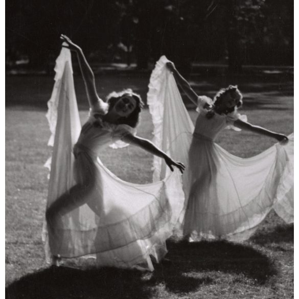 Nagyobb méret, Szendrő István fotóművészeti alkotása, balerinák, szoknyában a Margit-szigeten, árnyék, 1930-as évek. Eredeti, pecséttel jelzett fotó, papírkép, Agfa Brovira papíron. 