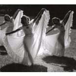 Nagyobb méret, Szendrő István fotóművészeti alkotása, balerinák, szoknyában a Margit-szigeten, árnyék, 1930-as évek. Eredeti, pecséttel jelzett fotó, papírkép, Agfa Brovira papíron. 